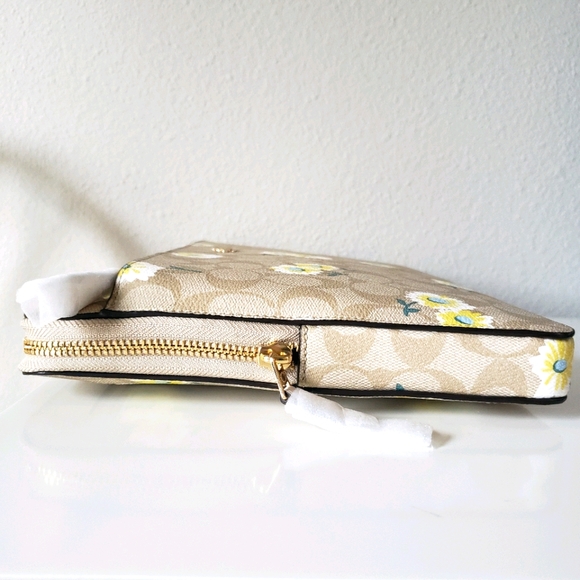 ❗SOLD❗❤Coach Laptop Sleeve in Signature Canvas - Picture 6 of 15